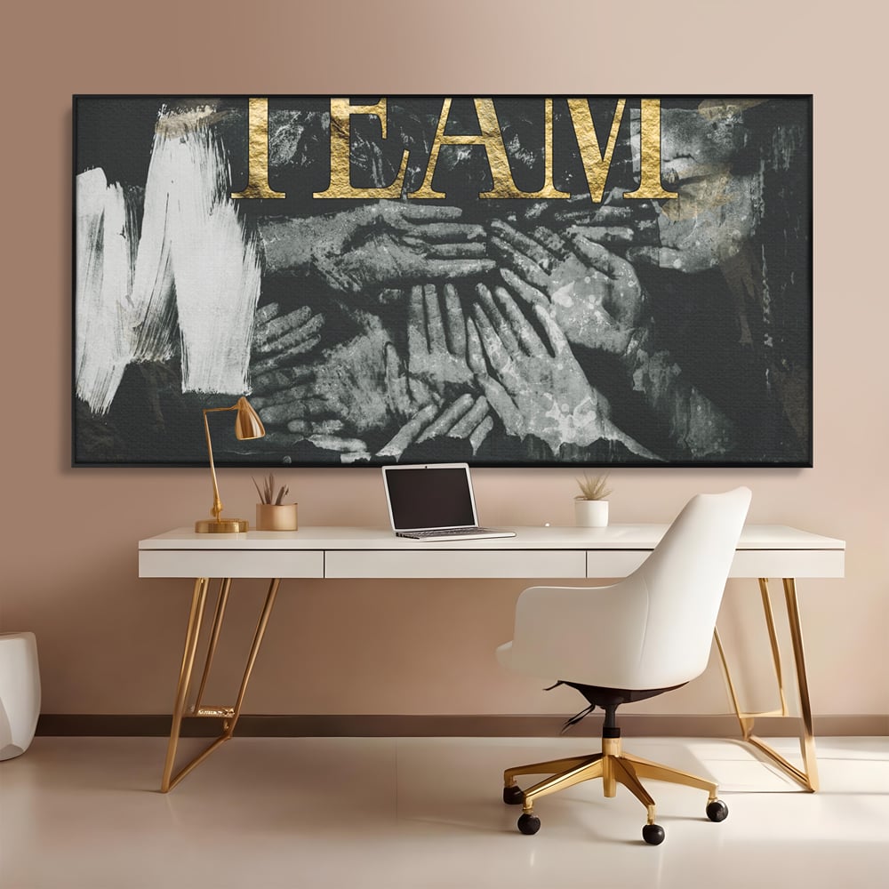 Tablou canvas cu tablou motivational cu maini si text, in rama de aluminiu negru, pe perete intr-un birou
